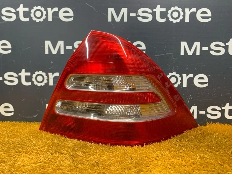 Фонарь задний Mercedes-Benz C-Class 2001 A2038200264 W203 111.951, правый