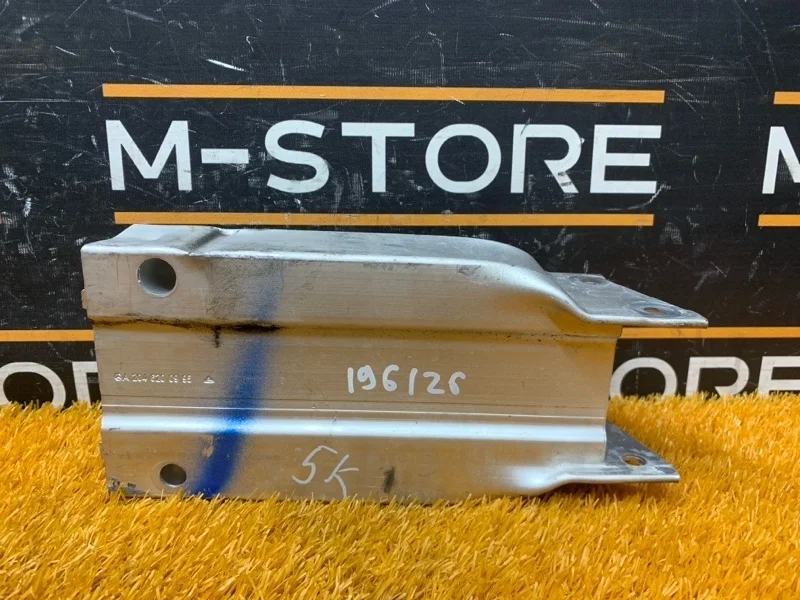 Кронштейн усилителя бампера Mercedes-Benz C-Class 2010 A2046200995 W204 271.860, передний правый