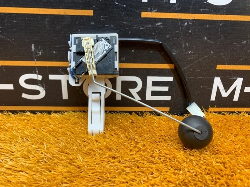 Датчик уровня топлива Porsche Cayenne 2006 7L0919673F 955 M4800, правый