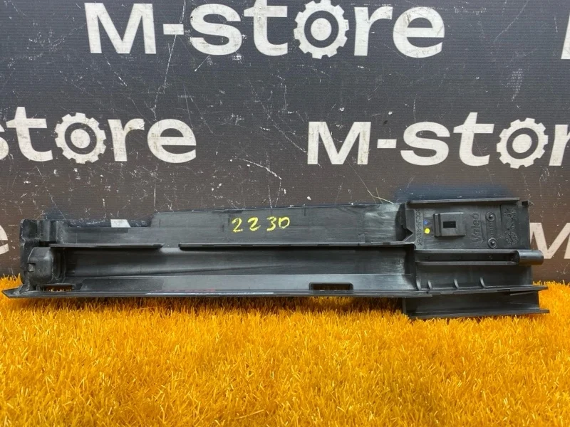 Кронштейн радиатора Bmw 3-Series 2012 17117600537 F30 N20B20B, правый