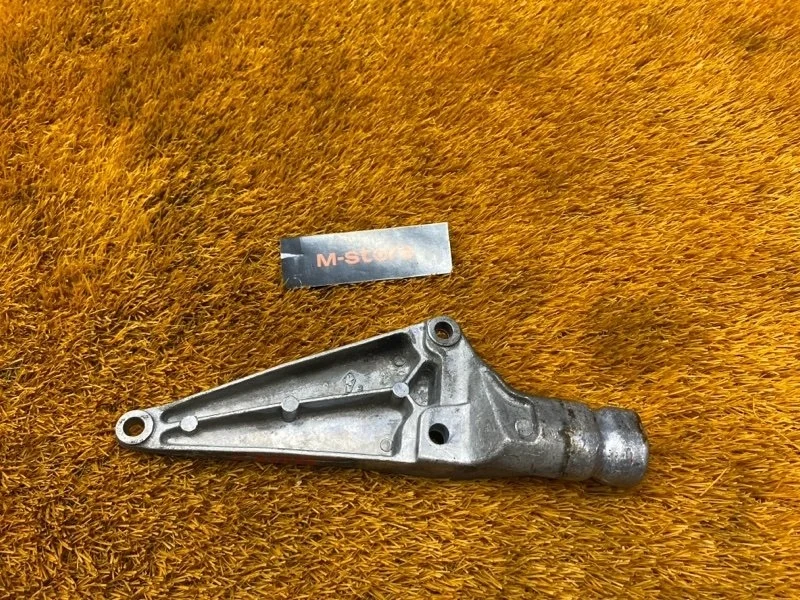 Кронштейн подушки двигателя Audi Q5 2010 8E0199343J 8R CAL, передний