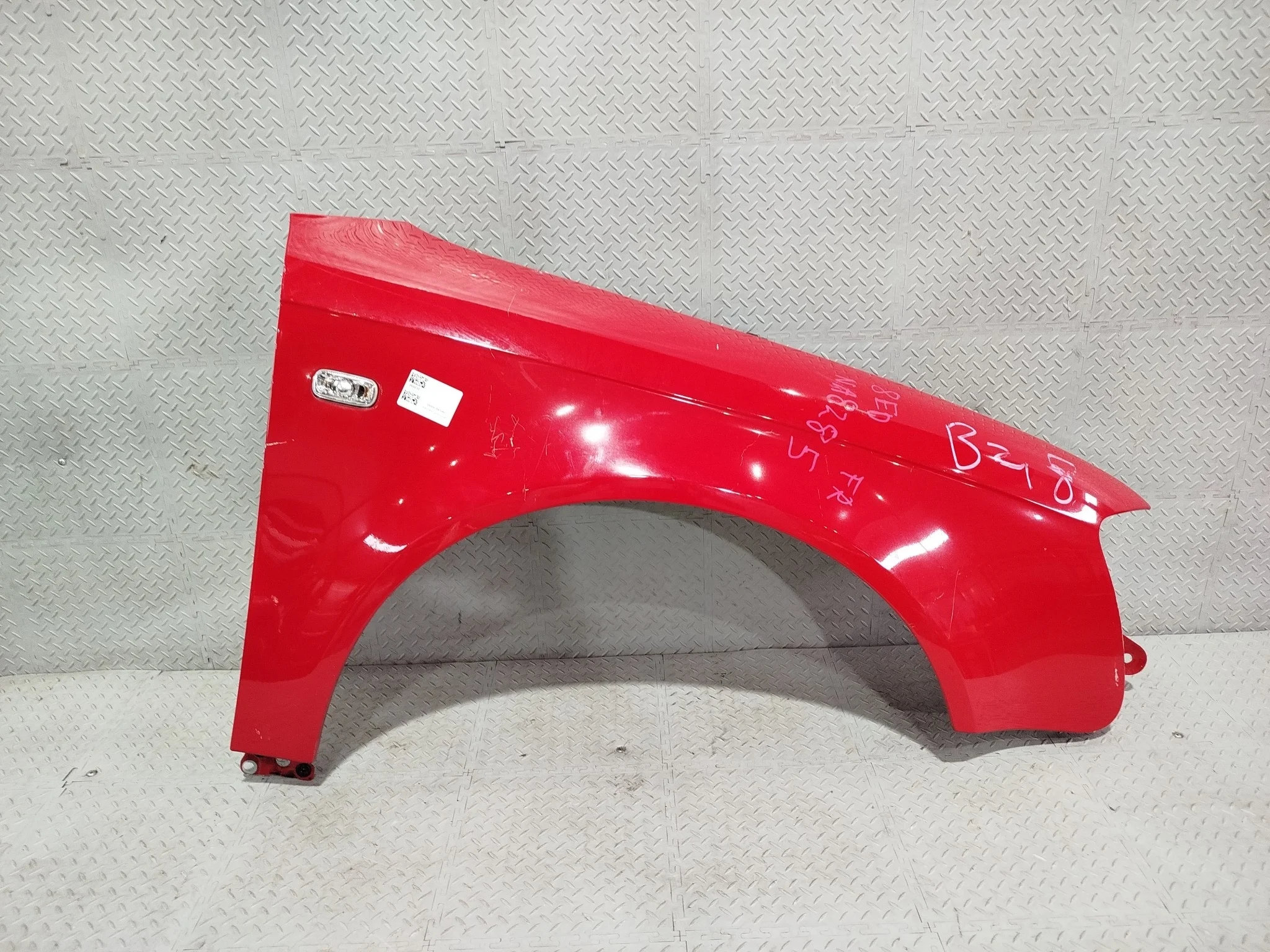 КРЫЛО AUDI A4 8EC 8ED B7 8E0821106F ПЕРЕДНЕЕ ПРАВОЕ красный NA8285