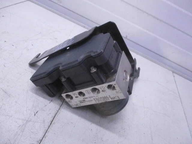 Блок ABS Renault Sandero 2 5S 2018 K7MA812