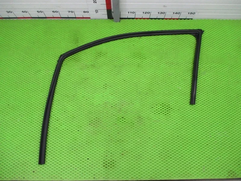 Уплотнитель стекла двери передней левой Mitsubishi Outlander 3  GF0W 2019