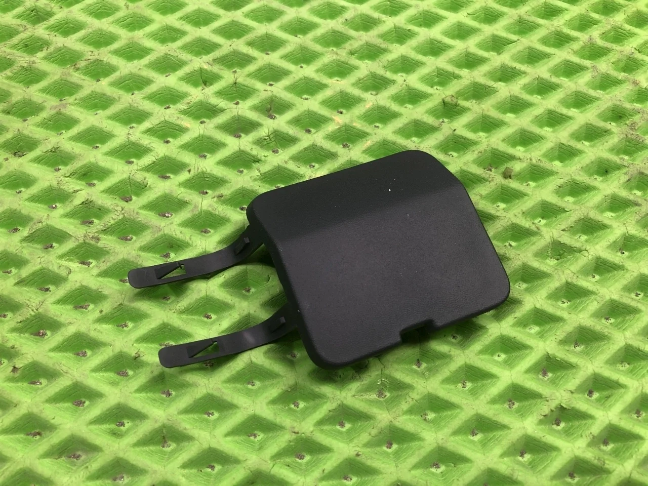 Заглушка буксировочного крюка Renault Sandero 1 0