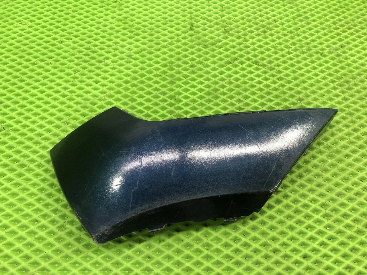 Накладка переднего бампера правая Volkswagen Touareg 3 0