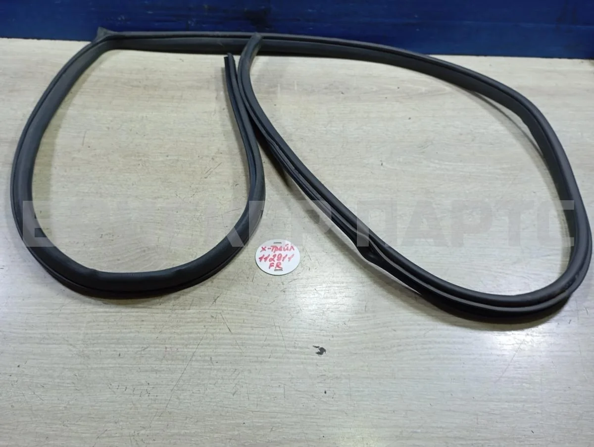 Уплотнитель двери Ниссан Икс-Трейл 1  T30