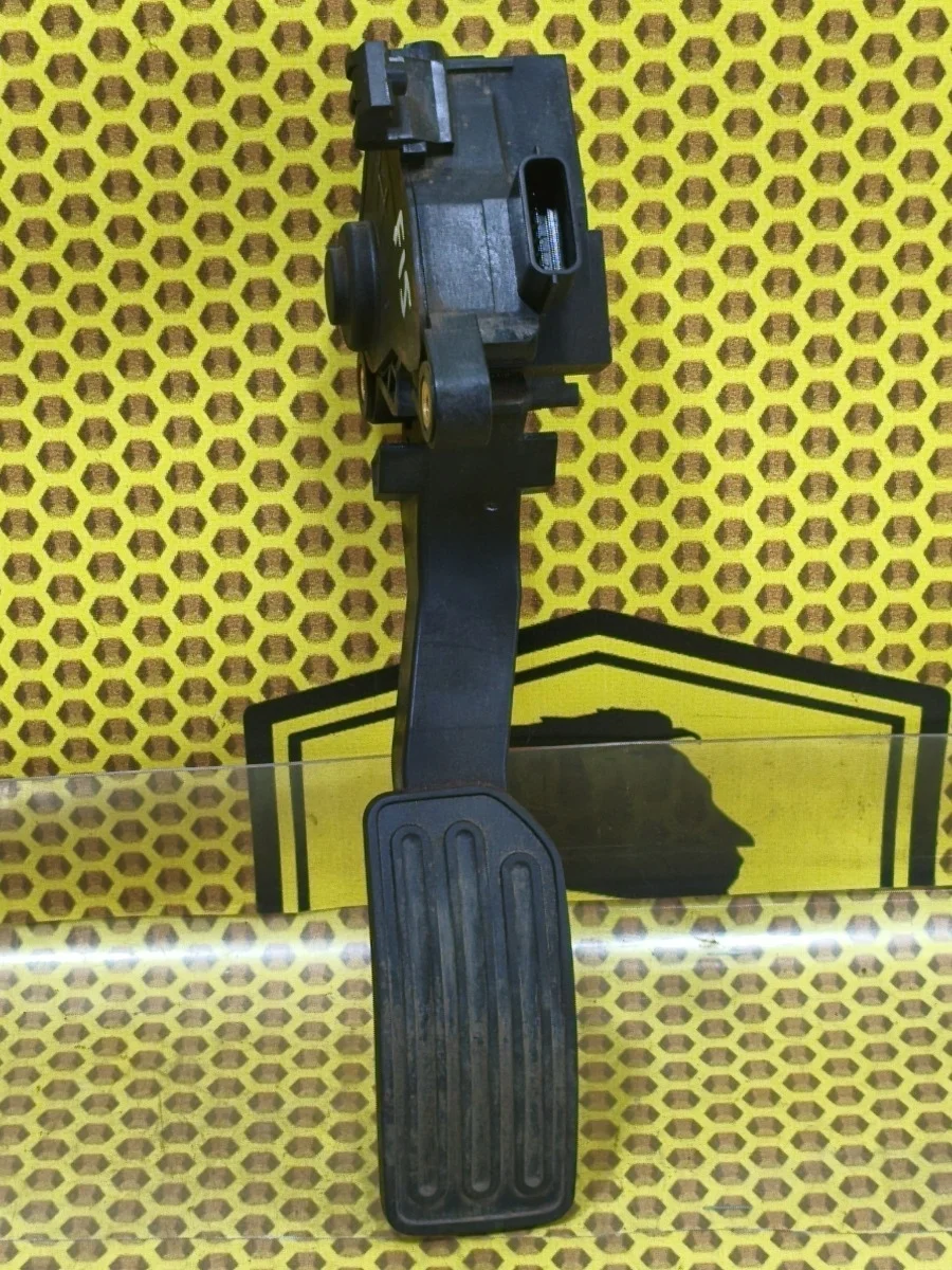 Педаль газа Nissan Juke 2011 180021KM0B F15 MR16DDT