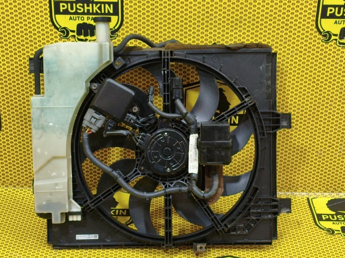 Диффузор радиатора Nissan Juke 2011 214811KC0B F15 MR16DDT