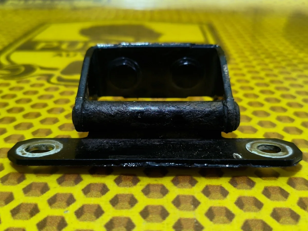 Петля багажника Nissan X-Trail 2012 90400JG000 T31 M9R, правая