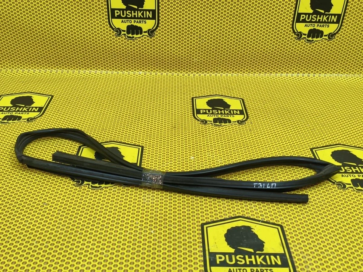 Уплотнитель стекла двери Nissan X-Trail 2012 80331JG000 T31 M9R, передний левый