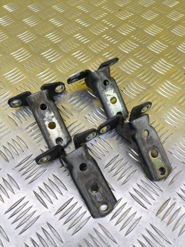 Петля двери Mitsubishi L200 (2006-2015) 2006 5702A034 ПИКАП 2.5 D 4D56