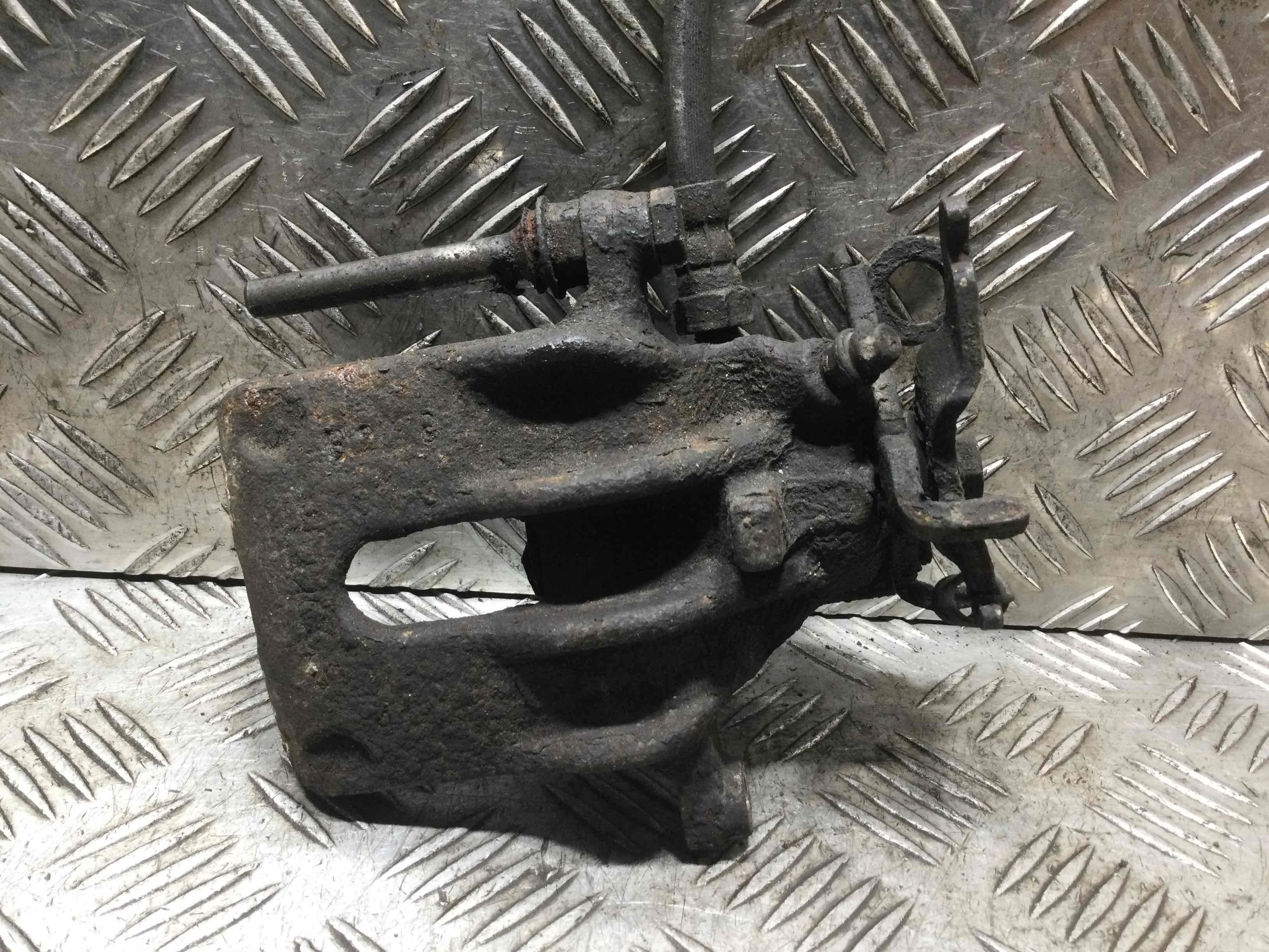 Суппорт задний левый Ford Focus 1 поколение [рестайлинг] (2001-2005) бензин 2.0 i Механика Универсал