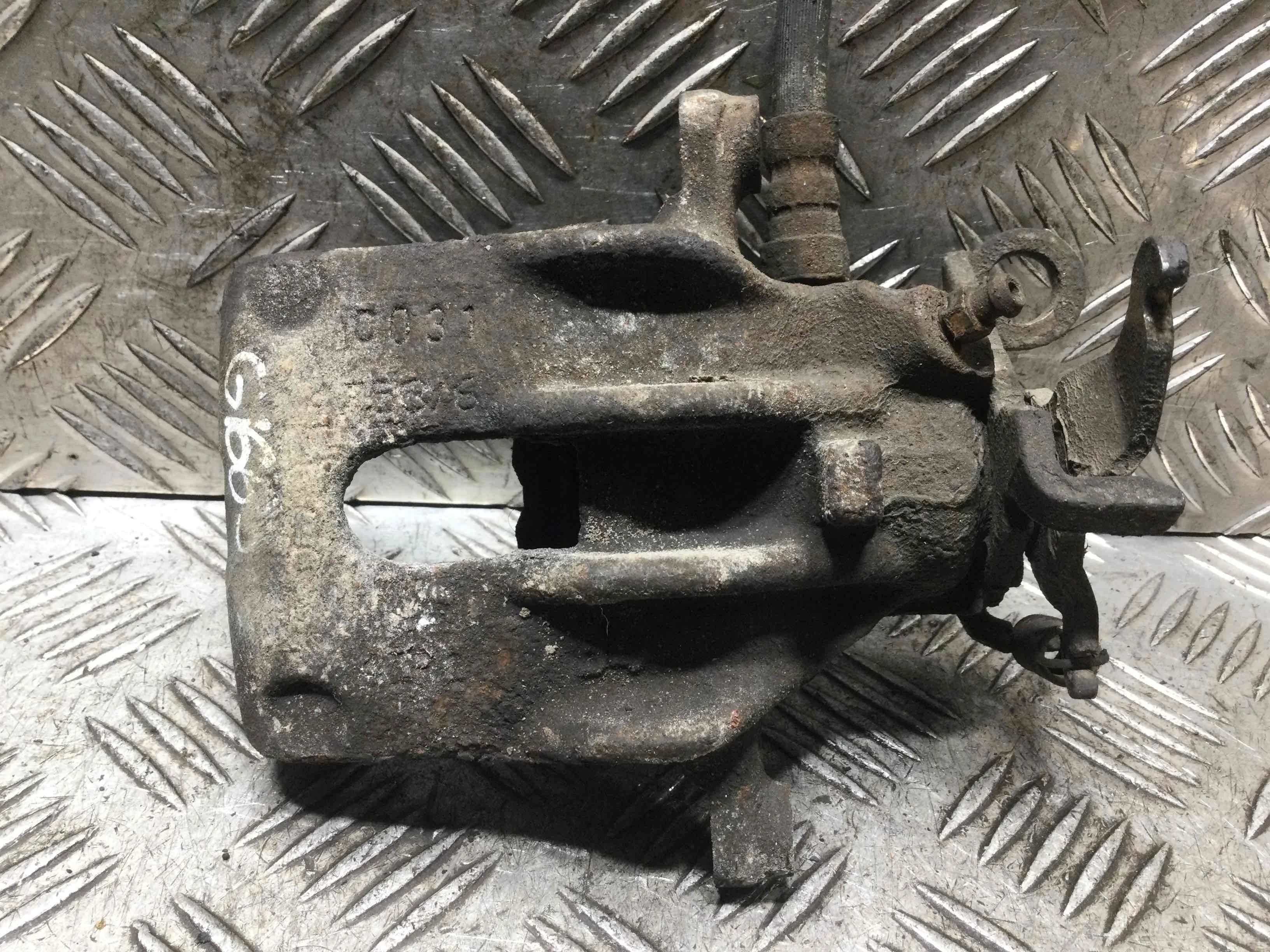 Суппорт задний левый Ford Focus 1 поколение [рестайлинг] (2001-2005) бензин 1.6 i Автомат Х/б