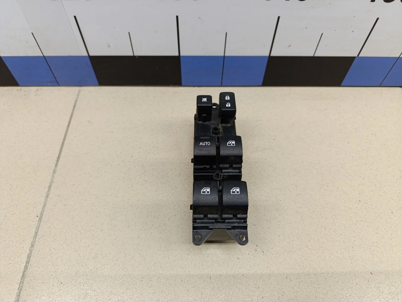 Блок управления стеклоподъемниками Outlander (GF) 2012>