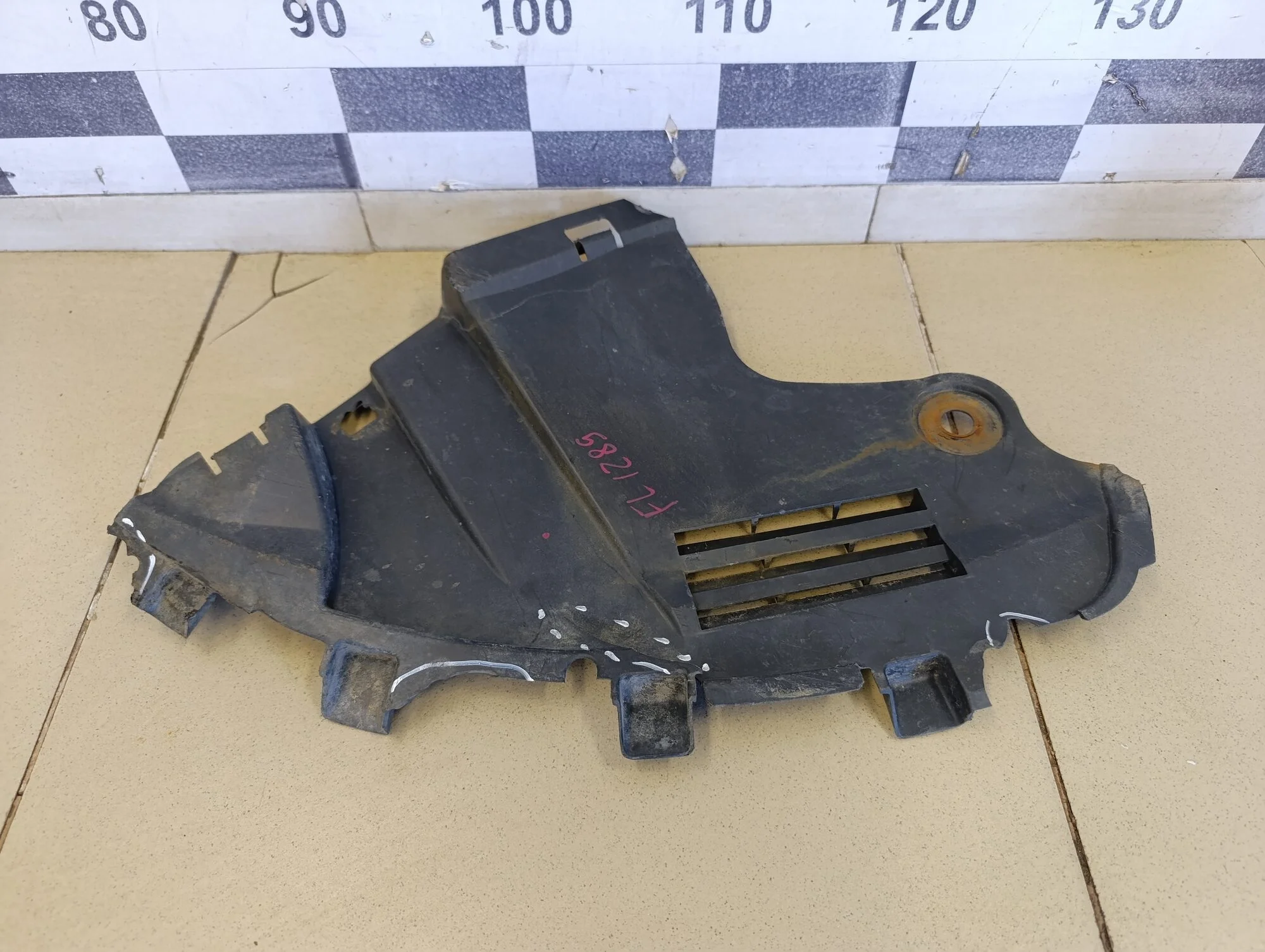 Пыльник двигателя нижний левый Sandero 2009-2014