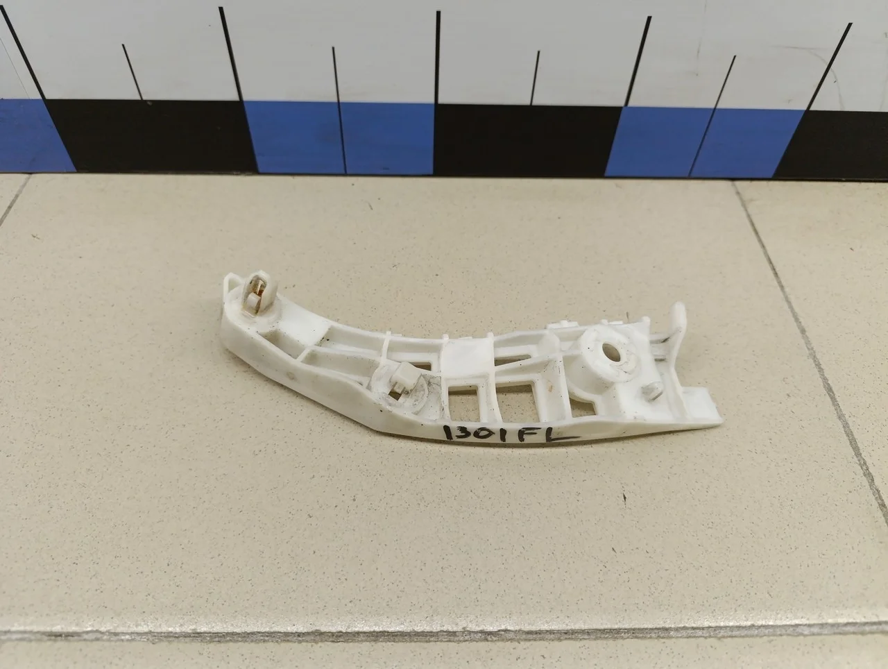 Кронштейн переднего бампера левый Outlander (GF) 2012>