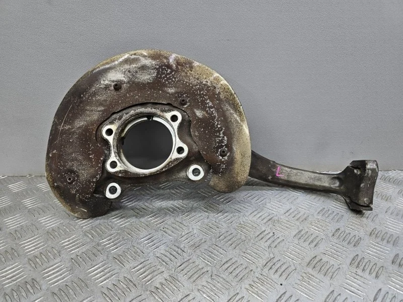 Кулак Audi A4 B8