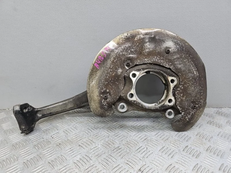 Кулак Audi A4 B8
