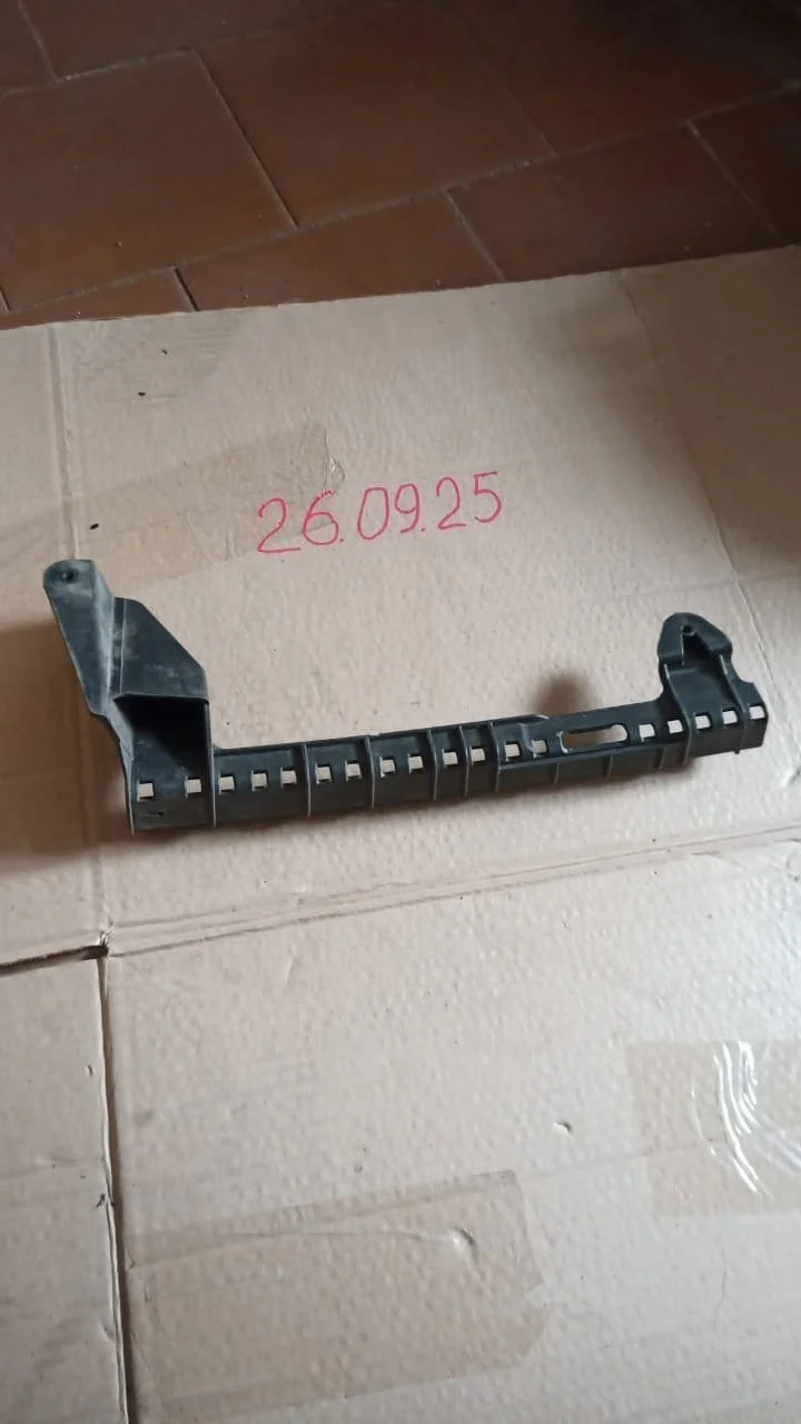 Направляющая стекла  двери Audi Q7 4L рестайлинг (2009—2015)