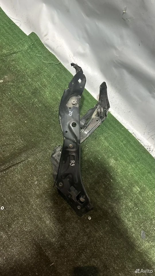 Кронштейн левый фары mercedes w212