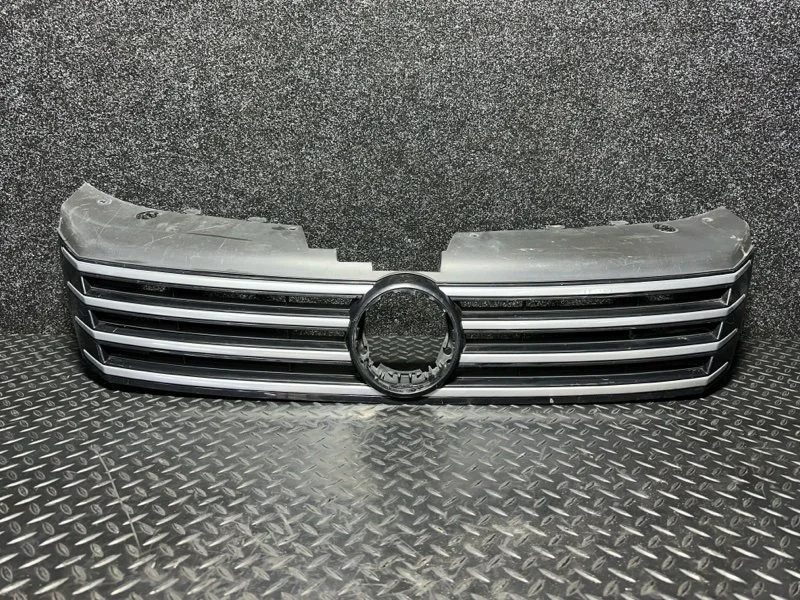 Решетка радиатора Volkswagen Passat 3AA853651, передняя
