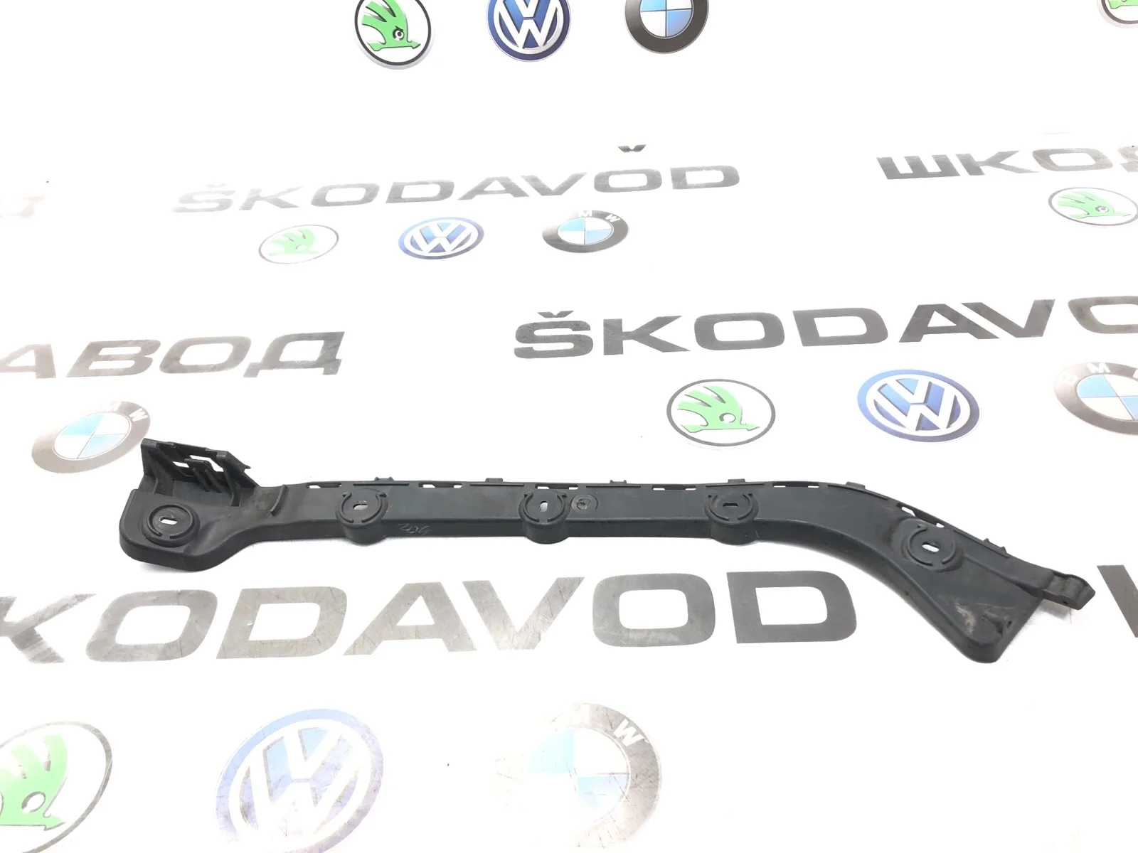 Направляющая бампера Skoda Octavia 2015 5E5807393 A7 (5E) 2.0 CKFC, задняя левая