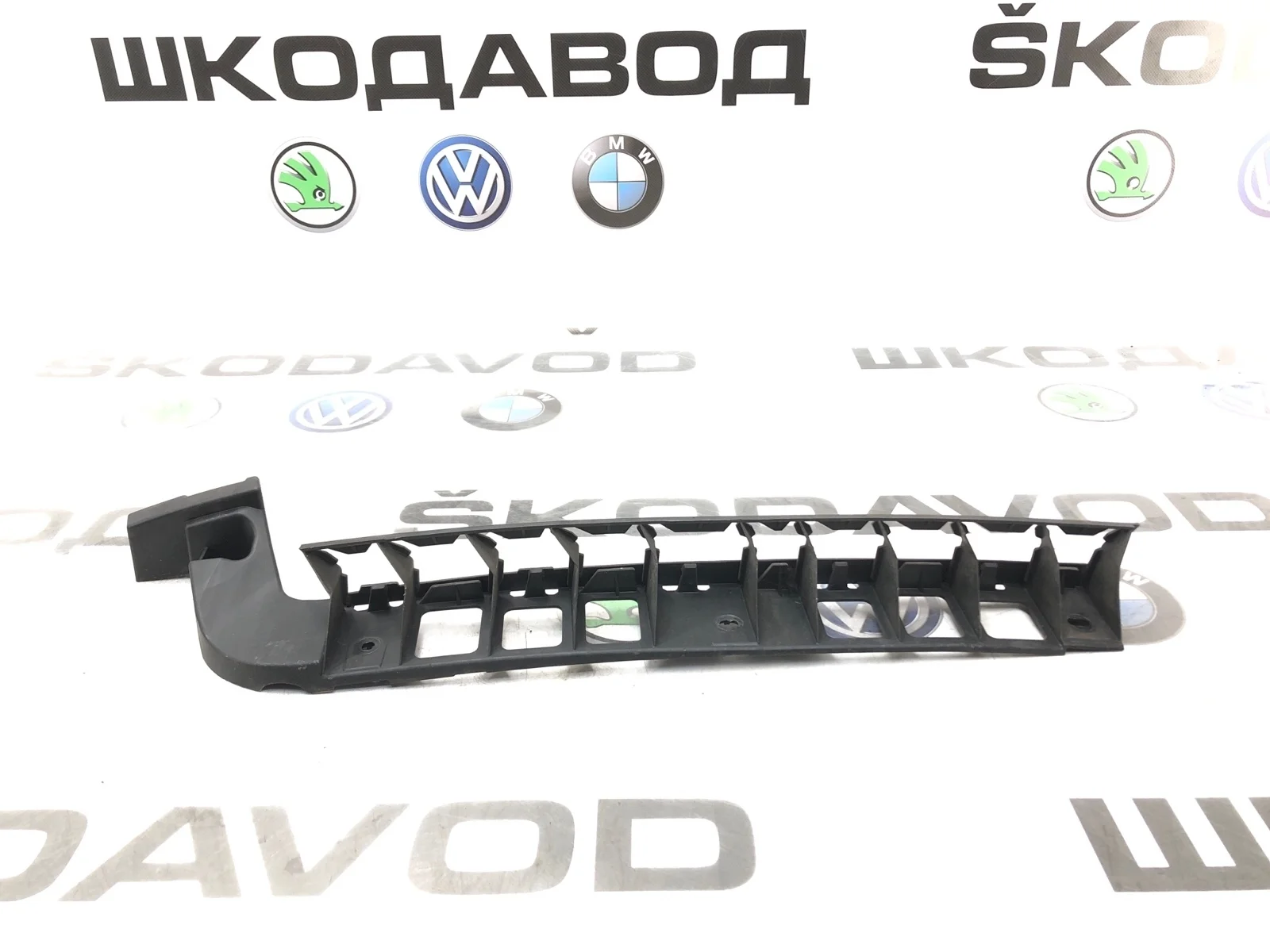 Направляющая бампера Skoda Octavia 2015 5E5807863 A7 (5E) 2.0 CKFC, задняя левая