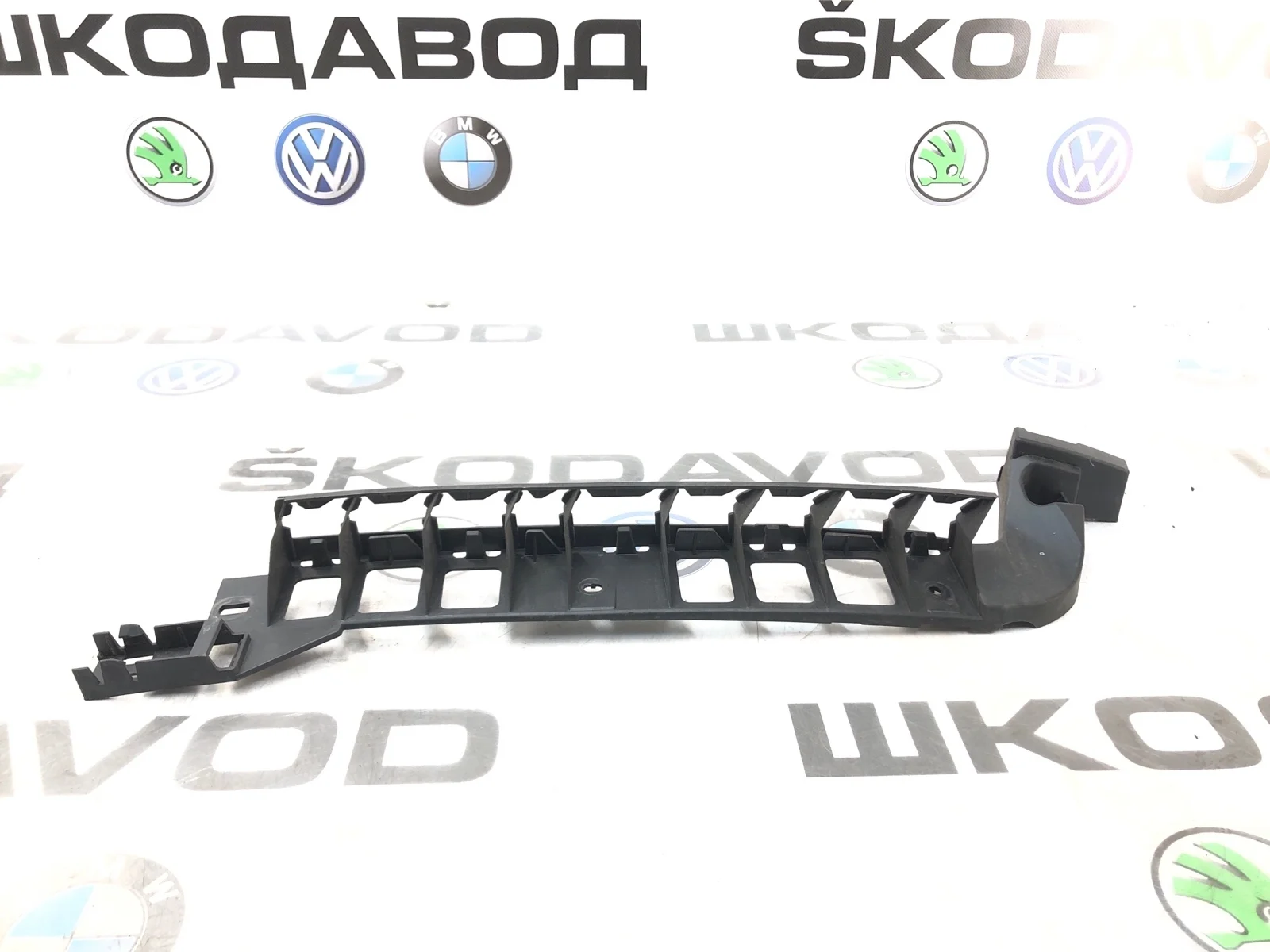 Направляющая бампера Skoda Octavia 2015 5E5807864 A7 (5E) 2.0 CKFC, задняя правая