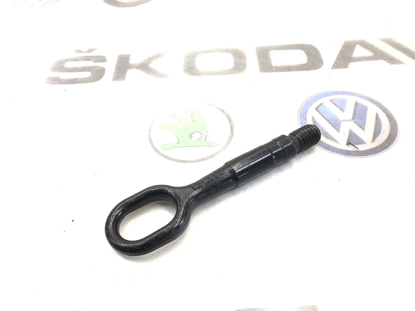 Крюк буксировочный Skoda Octavia 2015 8K0805615 A7 (5E) 2.0 CKFC