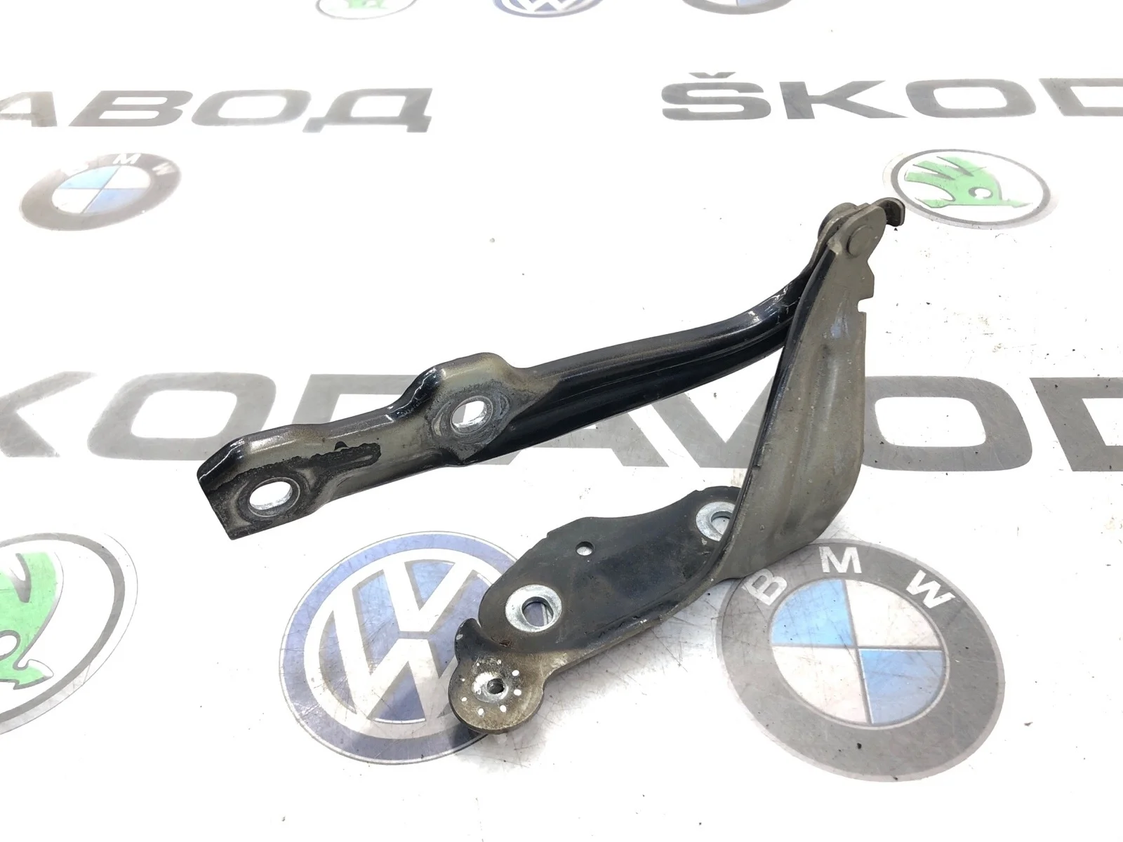 Петля капота Skoda Octavia 5E0823301 A7 (5E), левая