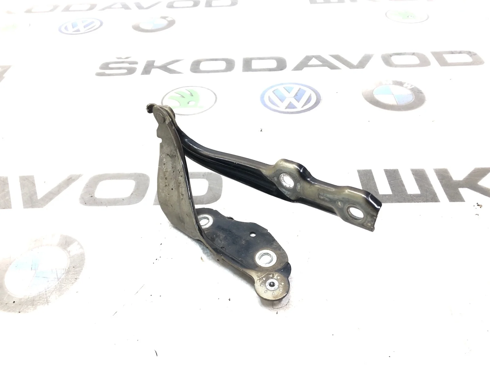 Петля капота Skoda Octavia 5E0823302 A7 (5E), правая