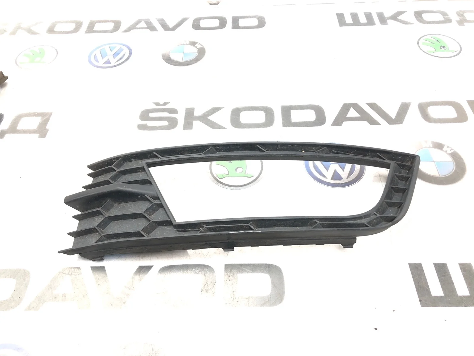 Накладка бампера Skoda Octavia 5E08076819B9 A7 (5E), передняя левая