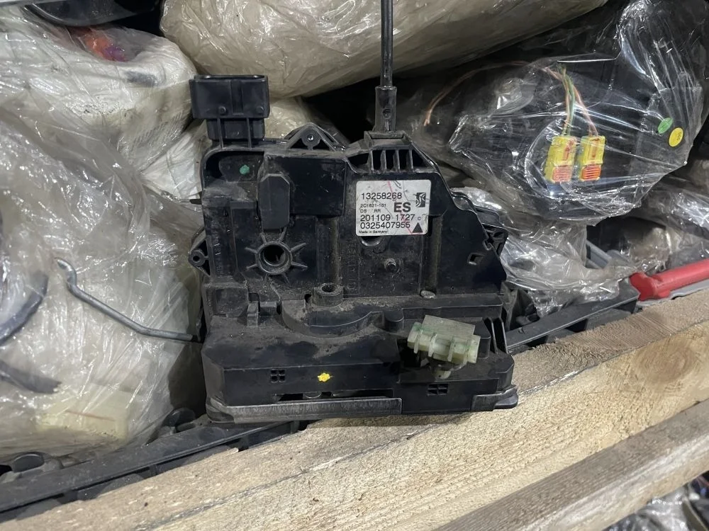 замок двери задний правый opel corsa D