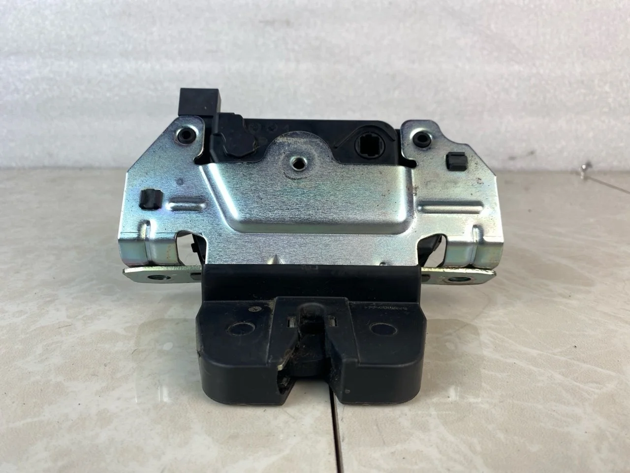 Замок крышки багажника Opel Zafira B 2007-2015 13188851