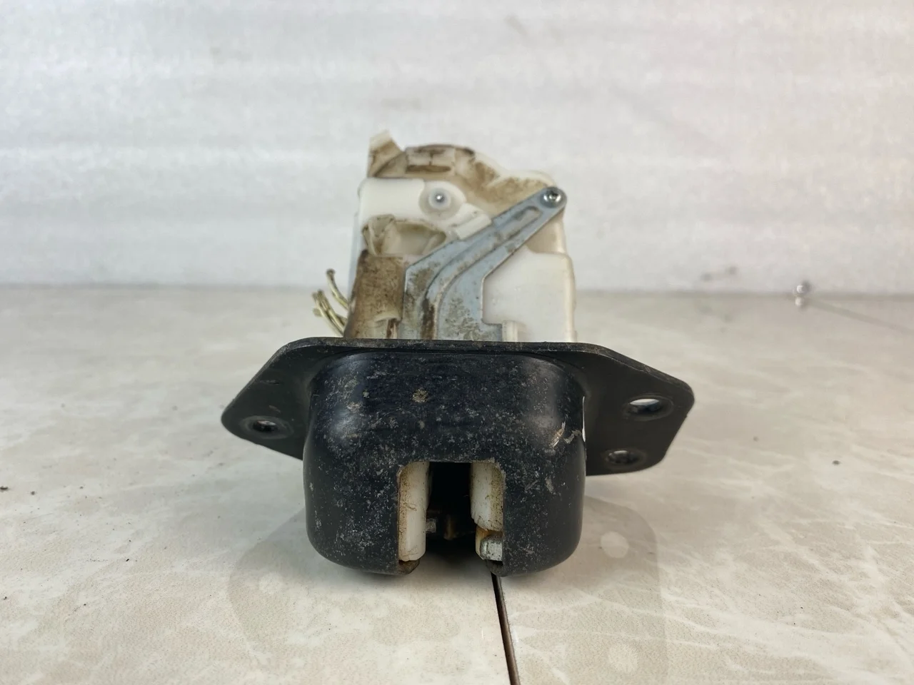 Замок крышки багажника Nissan Note E11 2005-2013 90502EN00A, задний