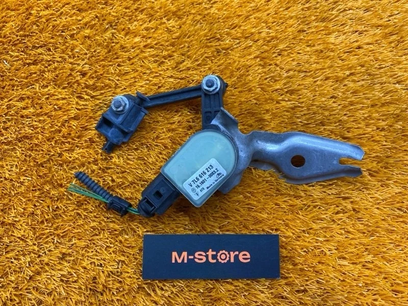 Датчик высоты дорожного просвета Audi Q7 2012 7L6616213 4L CJTC, передний