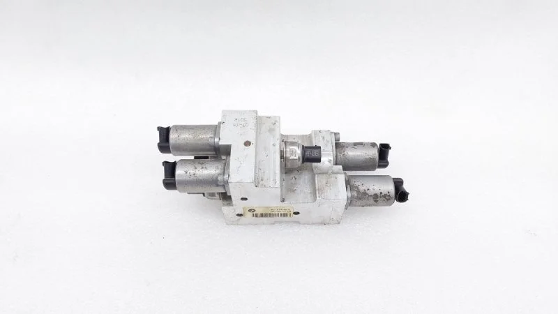 Блок клапанов пневмоподвески BMW X5 2011 E70