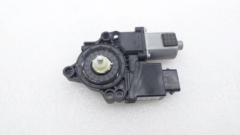 Моторчик стеклоподъемника Hyundai Santa Fe 2015 DM