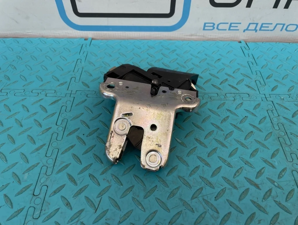 Замок багажника Audi A8 2005 4F5827505D D3 BFM 4.2