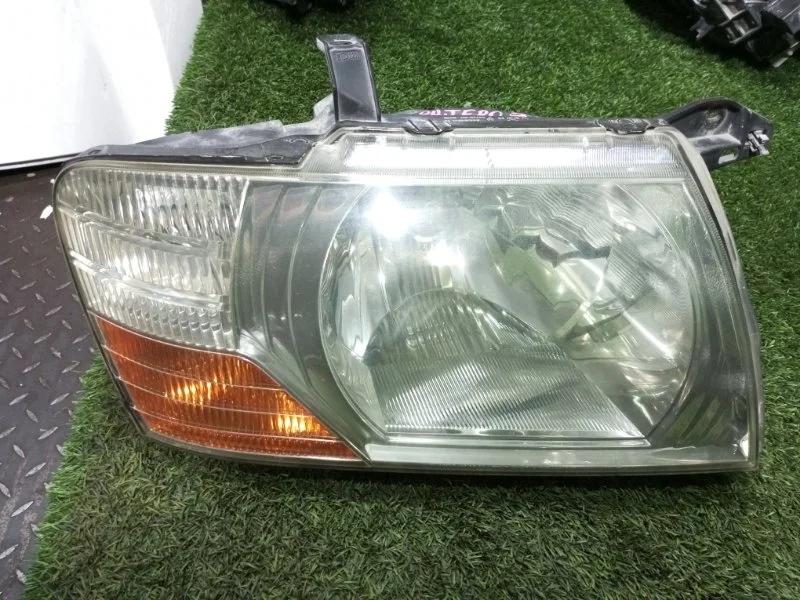 Фара Mitsubishi Pajero 2000-2006 MR981270 V7#W, передняя правая