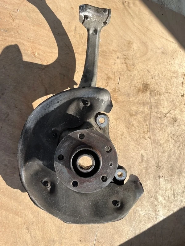 Кулак поворотный Audi A4 2007-2015 8K0407257G, передний левый