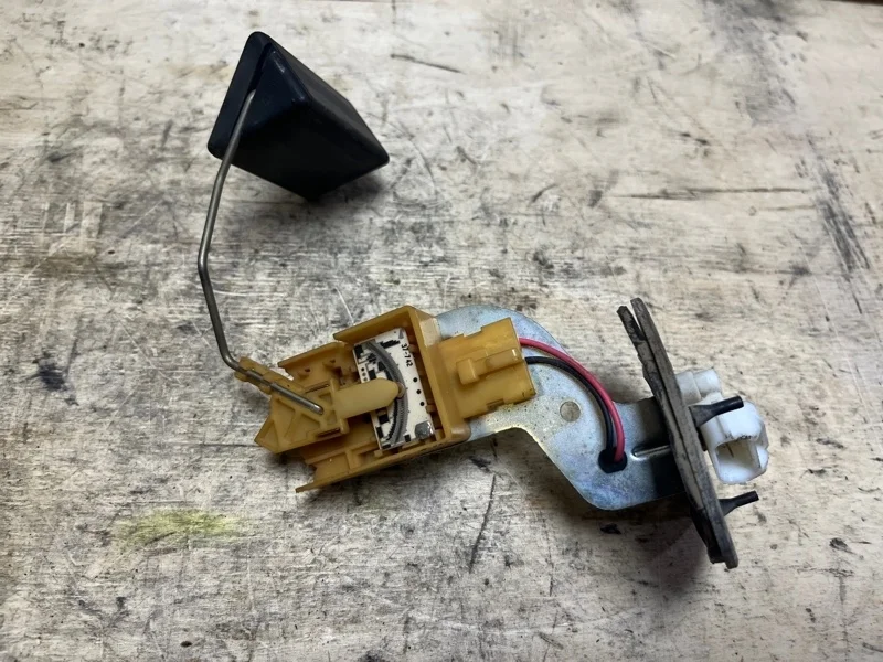 Датчик уровня топлива Mitsubishi Lancer 2000-2010 MR503462 CS3W 4G18