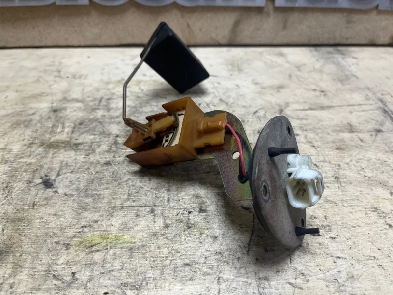 Датчик уровня топлива Mitsubishi Lancer 2000-2010 MR503462 CS3W 4G18