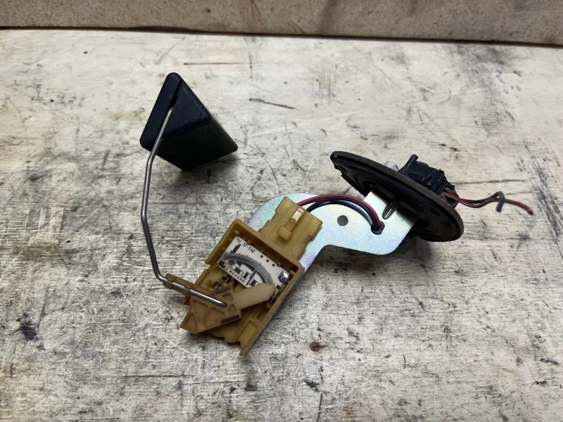 Датчик уровня топлива Mitsubishi Lancer 2000-2010 MR503462 CS3W 4G18