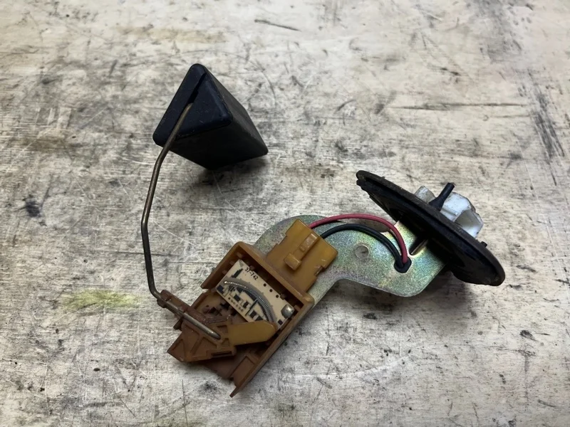 Датчик уровня топлива Mitsubishi Lancer 2000-2010 MR503462 CS3W 4G18