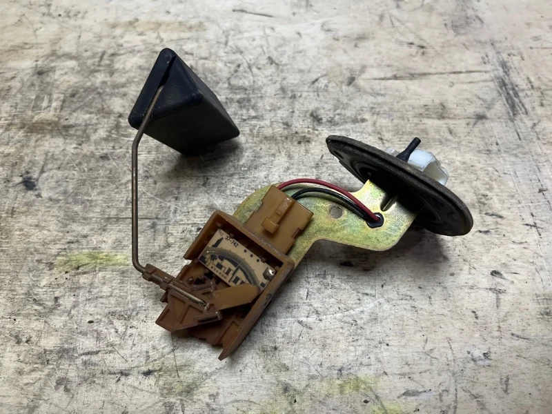 Датчик уровня топлива Mitsubishi Lancer 2000-2010 MR503462 CS3W 4G18