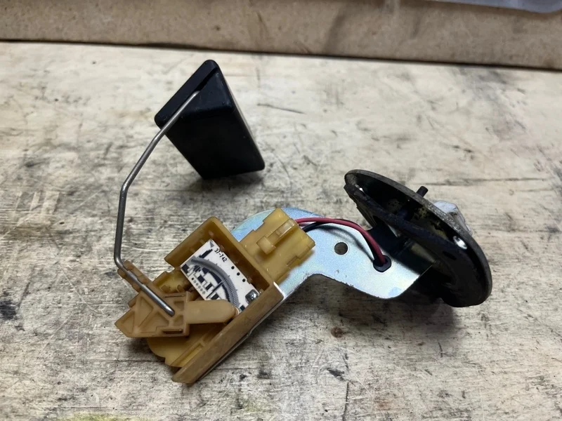 Датчик уровня топлива Mitsubishi Lancer 2000-2010 MR503462 CS3W 4G18