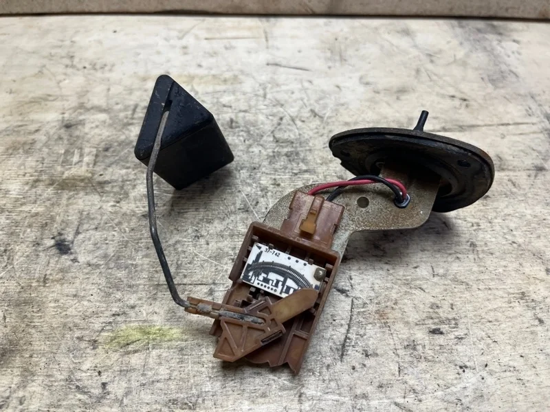 Датчик уровня топлива Mitsubishi Lancer 2000-2010 MR503462 CS3W 4G18