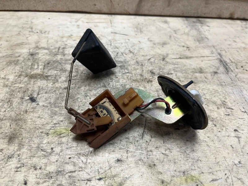 Датчик уровня топлива Mitsubishi Lancer 2000-2010 MR503462 CS3W 4G18